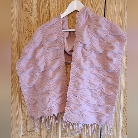 Textured dusty pink scarf - Picture 4 of 7